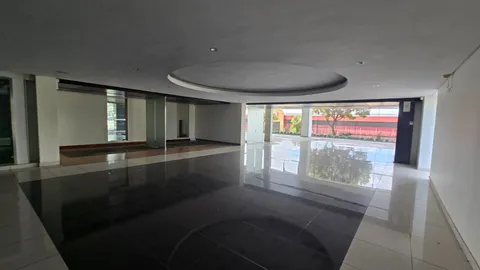 Monument Toyota - Cnr Hendrik Potgieter and Rhinoceros Road, Weltevreden Park - Ex Lexus dealership - 3621m8 - Showr (12)